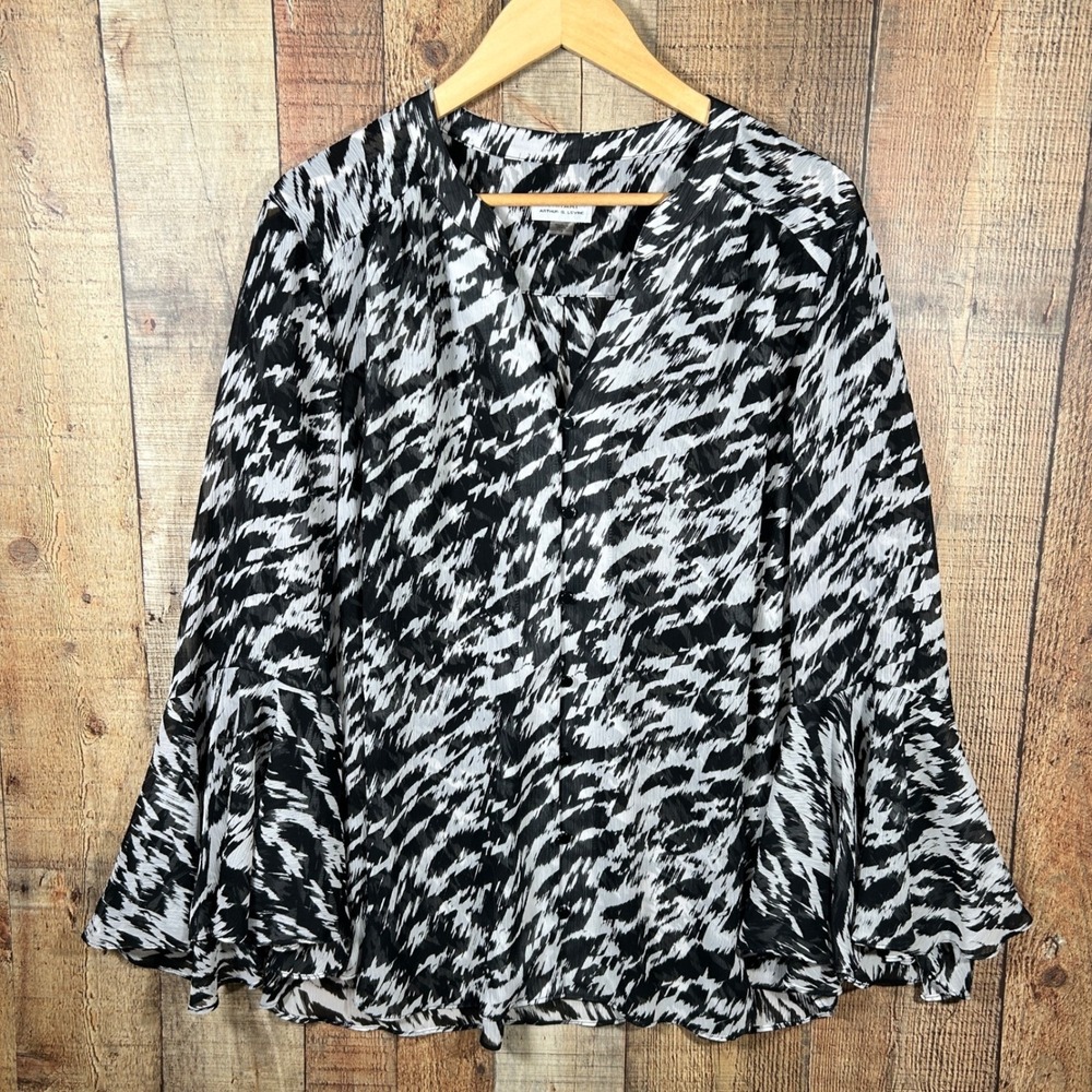 Tahari Arthur S. Levine 2X Blouse Black White Abstract Chiffon Bell Sleeve Plus